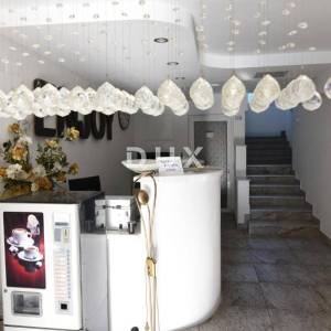 OTOK PAG, NOVALJA - villa s 20 apartmana udaljena samo 300 metara od mora! PRILIKA!