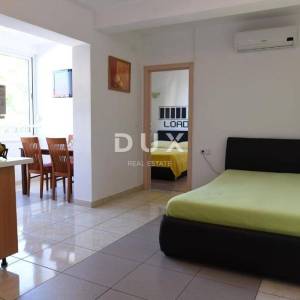 OTOK PAG, NOVALJA - villa s 20 apartmana udaljena samo 300 metara od mora! PRILIKA!