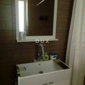 OTOK PAG, NOVALJA - villa s 20 apartmana udaljena samo 300 metara od mora! PRILIKA!