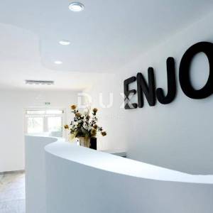 OTOK PAG, NOVALJA - villa s 20 apartmana udaljena samo 300 metara od mora! PRILIKA!