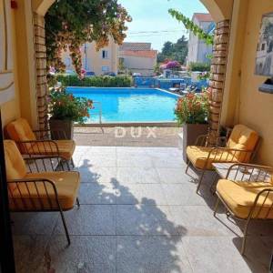 OTOK PAG, NOVALJA - villa s 20 apartmana udaljena samo 300 metara od mora! PRILIKA!