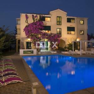 OTOK PAG, NOVALJA - villa s 20 apartmana udaljena samo 300 metara od mora! PRILIKA!