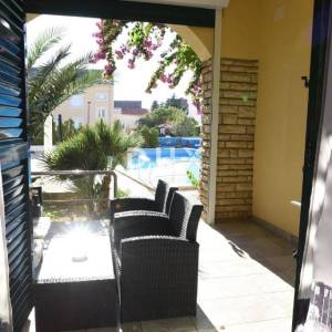 OTOK PAG, NOVALJA - villa s 20 apartmana udaljena samo 300 metara od mora! PRILIKA!