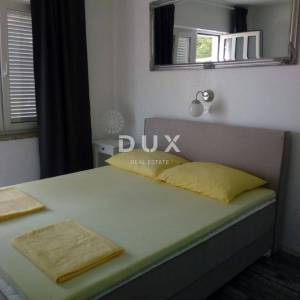 OTOK PAG, NOVALJA - villa s 20 apartmana udaljena samo 300 metara od mora! PRILIKA!