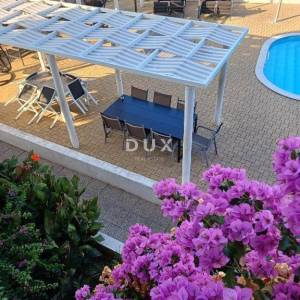 OTOK PAG, NOVALJA - villa s 20 apartmana udaljena samo 300 metara od mora! PRILIKA!