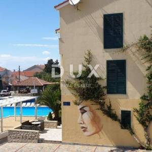 OTOK PAG, NOVALJA - villa s 20 apartmana udaljena samo 300 metara od mora! PRILIKA!