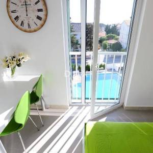 OTOK PAG, NOVALJA - villa s 20 apartmana udaljena samo 300 metara od mora! PRILIKA!