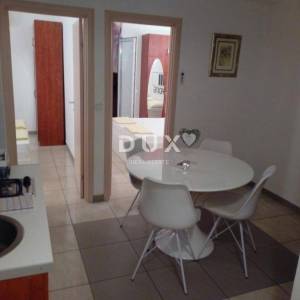 OTOK PAG, NOVALJA - villa s 20 apartmana udaljena samo 300 metara od mora! PRILIKA!