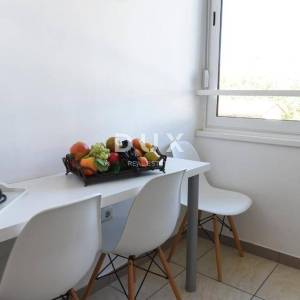 OTOK PAG, NOVALJA - villa s 20 apartmana udaljena samo 300 metara od mora! PRILIKA!