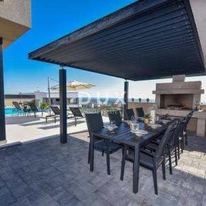 OTOK PAG, NOVALJA - Vrhunska investicija: luksuzna vila s bazenom i pogledom na more