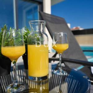 OTOK PAG, NOVALJA - Vrhunska investicija: luksuzna vila s bazenom i pogledom na more