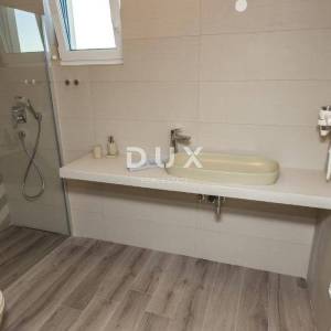 OTOK PAG, NOVALJA - Vrhunska investicija: luksuzna vila s bazenom i pogledom na more