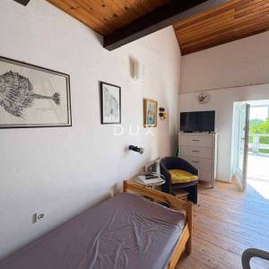 OTOK RAB, BANJOL - Kamena kuća u nizu s panoramskim pogledom