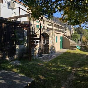 OTOK RAB, BANJOL - Kamena kuća u nizu s panoramskim pogledom