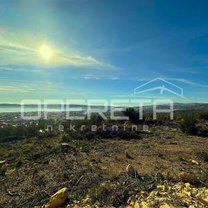 Parcela 526 m2 na povišenoj lokaciji u Kaštelima s pogledom na more