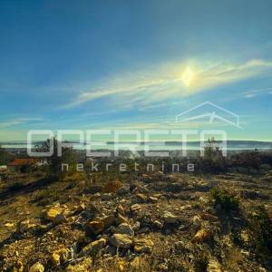 Parcela 526 m2 na povišenoj lokaciji u Kaštelima s pogledom na more