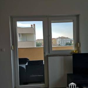 Peroj, kompletno namješten i useljiv.