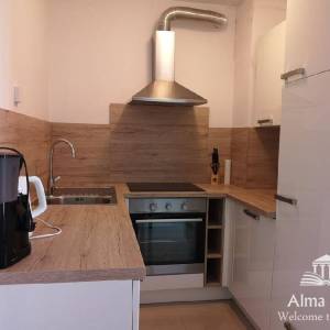 Peroj, kompletno namješten i useljiv.