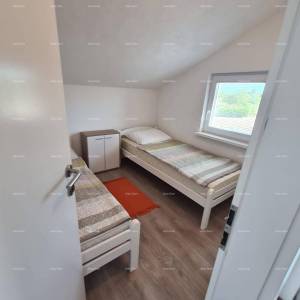 PEROJ, Stan na gornjem katu, blizu mora.