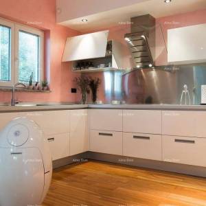 Pješčana Uvala Turističko mjesto na moru, blizina grada Pule. Ekskluzivna vila.