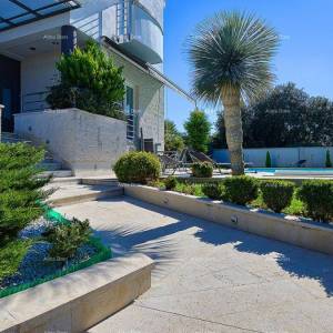 Pješčana Uvala Turističko mjesto na moru, blizina grada Pule. Ekskluzivna vila.