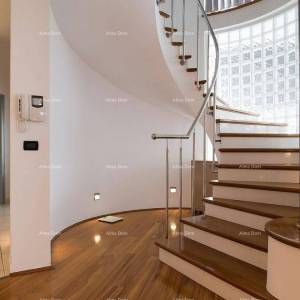 Pješčana Uvala Turističko mjesto na moru, blizina grada Pule. Ekskluzivna vila.