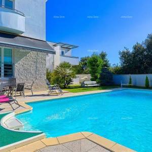 Pješčana Uvala Turističko mjesto na moru, blizina grada Pule. Ekskluzivna vila.