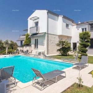 Pješčana Uvala Turističko mjesto na moru, blizina grada Pule. Ekskluzivna vila.