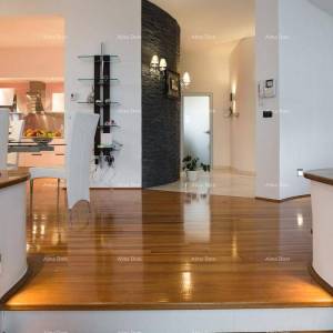 Pješčana Uvala Turističko mjesto na moru, blizina grada Pule. Ekskluzivna vila.