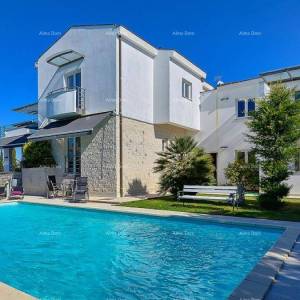 Pješčana Uvala Turističko mjesto na moru, blizina grada Pule. Ekskluzivna vila.