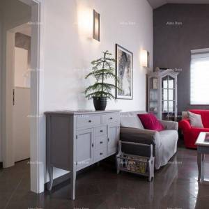 Pješčana Uvala Turističko mjesto na moru, blizina grada Pule. Ekskluzivna vila.