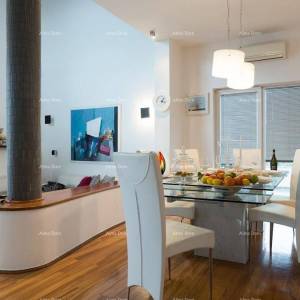 Pješčana Uvala Turističko mjesto na moru, blizina grada Pule. Ekskluzivna vila.