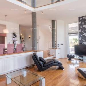 Pješčana Uvala Turističko mjesto na moru, blizina grada Pule. Ekskluzivna vila.