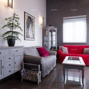 Pješčana Uvala Turističko mjesto na moru, blizina grada Pule. Ekskluzivna vila.