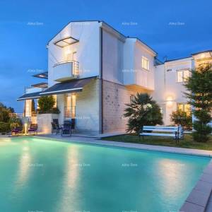 Pješčana Uvala Turističko mjesto na moru, blizina grada Pule. Ekskluzivna vila.