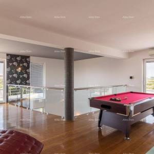 Pješčana Uvala Turističko mjesto na moru, blizina grada Pule. Ekskluzivna vila.