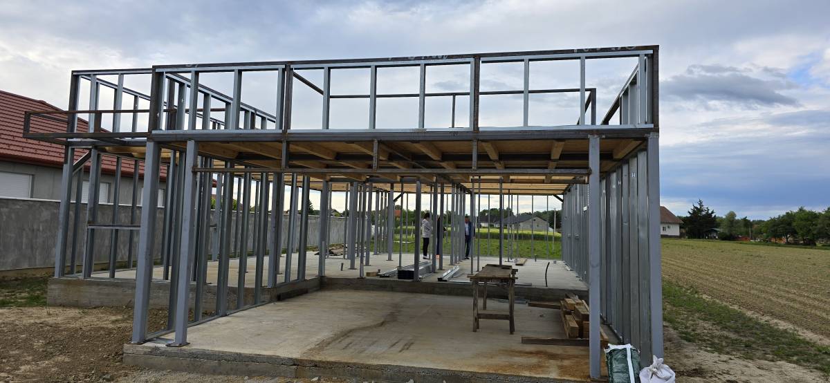 Plac s gradilištem montažne kuće 190 m2