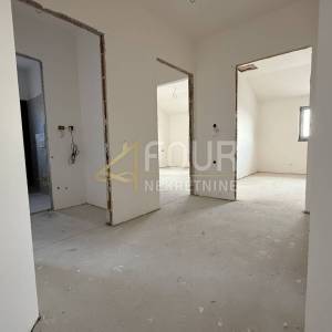 Poljane, samostojeća kuća s bazen, 300m2