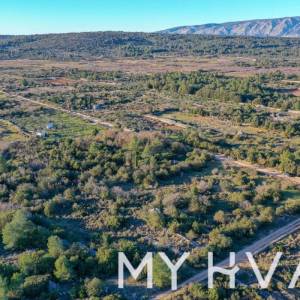 Poljoprivredna Njiva u Ageru Sa Dalmatinskom Ogradom