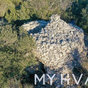 Poljoprivredna Njiva u Ageru Sa Dalmatinskom Ogradom