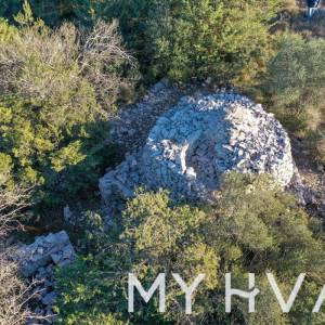 Poljoprivredna Njiva u Ageru Sa Dalmatinskom Ogradom