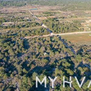 Poljoprivredna Njiva u Ageru Sa Dalmatinskom Ogradom