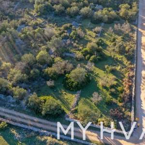 Poljoprivredna Njiva u Ageru Sa Dalmatinskom Ogradom