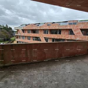 Poreč, stambeno poslovni objekt u gradnji sa apartmanima i podzemnim garažama