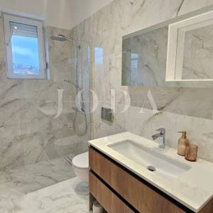 Potpuno adaptiran stan 57 m² – širi centar Novog Vinodolskog, blizu mora