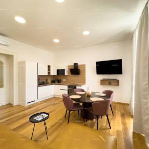 Predivan, renovirani stan u strogom centru, na gradskoj tržnici, Pula!