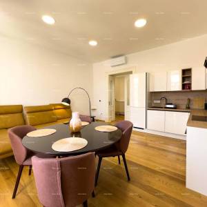 Predivan, renovirani stan u strogom centru, na gradskoj tržnici, Pula!