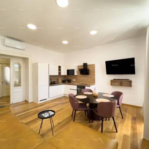 Predivan, renovirani stan u strogom centru, na gradskoj tržnici, Pula!