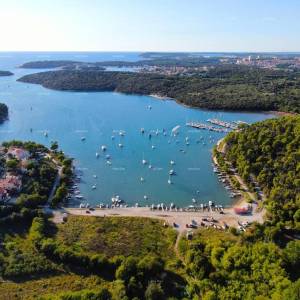 Predivna kuća sa bazenom u Banjolama.