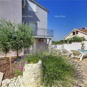 Predivna kuća sa bazenom u Banjolama.